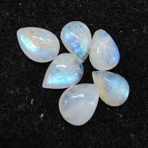 以下が含まれることがあります： 虹色の青と白の色をした、涙滴型のムーンストーンの宝石が6つあります。