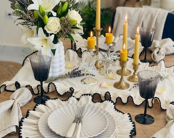 Mantel individual de lino con volantes: Decoración de mesa rústica estilo boho color crema