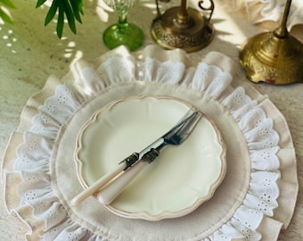 Manteles individuales de lino lavado con volantes: decoración de mesa estilo boho en color crema.