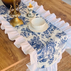 Toile de Jouy Tischläufer: Französischer Vintage Leinen Rüsche