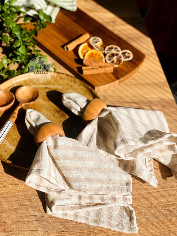Beige gestreifte Leinen-Serviette aus vorgewaschener Baumwoll-Leinen-Mischung