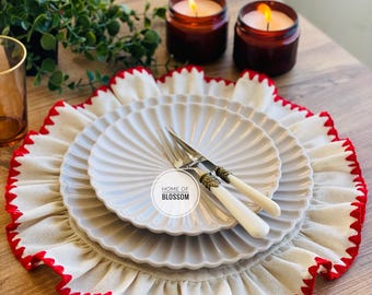 Mantel individual de lino con volantes: Decoración de mesa estilo bohemio color crema (38 cm)