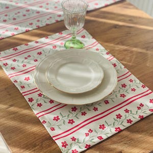 Red Stripe Daisy Table Placemats: Floral Dining Decor