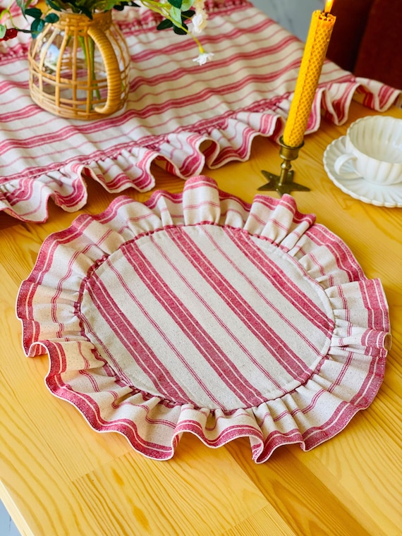 Platzset aus rot-weiß gestreiftem Leinen mit Rüschen: Boho-Tischdeko