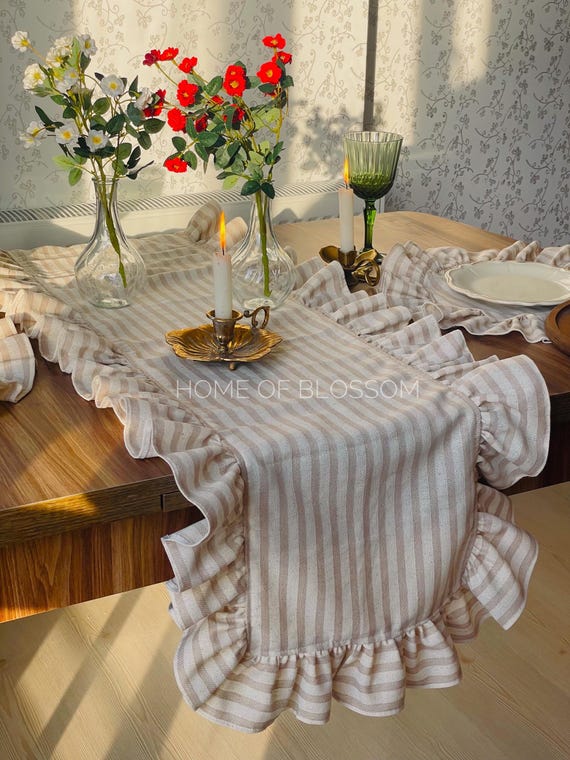 Tischläufer aus beigefarbenem, gestreiftem Leinen mit Rüschen: Vintage Stonewashed Decor