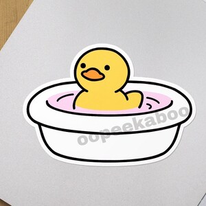 Simpatico adesivo paperella di gomma, paperella di gomma nella vasca da bagno, stravaganti adesivi per papere da bagno, divertente adesivo opaco meme papera di gomma, design originale