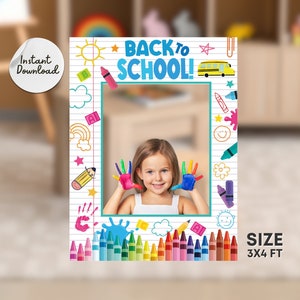 Puede incluir: Atrezzo para cabina de fotos de vuelta al cole con un borde de lápices de colores, un autobús escolar y un marco para una foto. El atrezzo mide 91 cm por 122 cm.