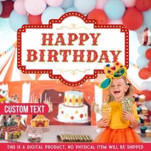 Puede incluir: Una escena festiva de fiesta de cumplea&ntilde;os con tem&aacute;tica de circo. Las palabras "HAPPY BIRTHDAY" se muestran en un letrero rojo y dorado. Una persona joven sonr&iacute;e y sostiene bocadillos. Tambi&eacute;n se ven globos y un pastel.