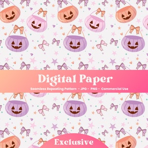 Puede incluir: Un patrón de papel digital sin costuras con un diseño repetitivo de cubos de calabaza naranja y morado con lazos, estrellas y corazones sobre un fondo blanco. El texto "Digital Paper" y "Exclusive" está incluido en el diseño.