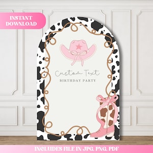 Può includere: Un cartello per festa di compleanno a tema cowgirl rosa e bianco con un'illustrazione di cappello e stivale da cowgirl rosa. Il cartello ha un bordo con stampa di mucca e le parole "Custom Text" e "Birthday Party".
