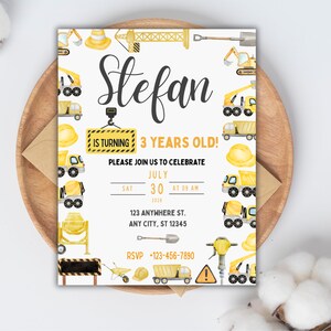 Puede incluir: Una invitación de cumpleaños con temática de construcción para un niño llamado Stefan que cumple 3 años. La invitación presenta un esquema de color amarillo y negro con ilustraciones de vehículos de construcción, herramientas y un casco. El texto de la invitación dice: "¡Stefan cumple 3 años! Por favor, únase a nosotros para celebrar. Sábado, 30 de julio de 2026 a las 09:00 AM. 123 Anywhere St., Any City, ST 12345. RSVP +123-456-7890."