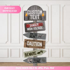 Puede incluir: Un poste de señalización de madera con varios letreros, incluyendo "CUSTOM TEXT", "DANGER HIGH VOLTAGE", "DINO EGG HUNT", "CAUTION", "BEWARE" y "DINO SCREAM ZONE". Los letreros tienen un aspecto envejecido con gráficos de dinosaurios.