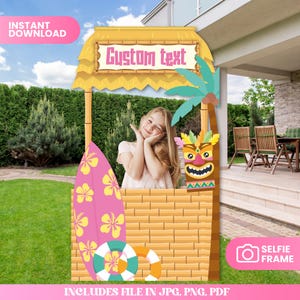 Puede incluir: Un marco de fotos de temática hawaiana rosa y amarillo con techo de paja, palmera y tabla de surf. El marco tiene el texto "Custom text" y "Selfie Frame". Incluye archivo en JPG, PNG, PDF.