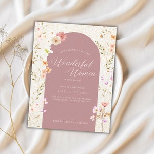 Puede incluir: Una invitación floral rosa y blanca con detalles dorados. La invitación dice "¡Celebremos a todas las mujeres maravillosas de nuestras vidas!"  Únete a nosotras para un brunch de mujeres, el 14 de mayo de 2024, a la 1:00 pm, Hotel Name, Manhattan, NY. RSVP a Gaby al 123-456-7890.