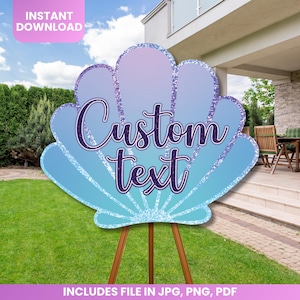 Puede incluir: Un letrero grande con forma de concha marina en tonos azules y morados, con la frase "Custom text" en cursiva brillante. Está sostenido por un caballete de madera. También se ven los textos "Instant Download" e "Includes file in JPG, PNG, PDF".