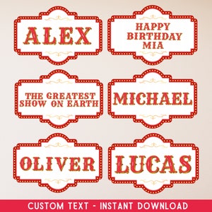 Puede incluir: Seis letreros rojos y blancos estilo circo con detalles dorados. Los letreros presentan nombres como ALEX, MICHAEL, OLIVER y LUCAS, junto con "HAPPY BIRTHDAY MIA" y "THE GREATEST SHOW ON EARTH." La parte inferior de la imagen dice "CUSTOM TEXT - INSTANT DOWNLOAD."