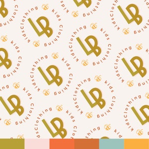 Puede incluir: Un patr&oacute;n sin costuras con un logotipo estilizado "LB" en dorado con un contorno rosa. El logotipo est&aacute; rodeado del texto "Kids Clothing" en un patr&oacute;n circular. El fondo es blanco con peque&ntilde;as ilustraciones de abejas amarillas.