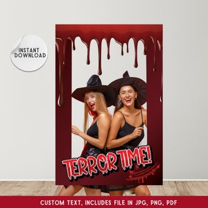 Puede incluir: Un accesorio de fotomatón con temática de Halloween con un marco rojo y un diseño de goteo de sangre. Las palabras "TERROR TIME!" se muestran en una fuente espeluznante. Dos personas son visibles en el marco, con sombreros de bruja y atuendos negros. La imagen incluye el texto "INSTANT DOWNLOAD".
