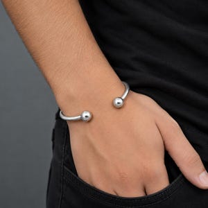 Minimalistiskt silverarmband med kula: Polerat öppet armband för män och kvinnor