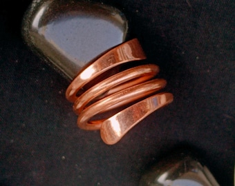 Handgemaakte puur koperen wikkelring: gehamerd bandje, genezende sieraden