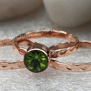 Elegant kopparperidotringset: Hamrade ringar med födelsesten från augusti