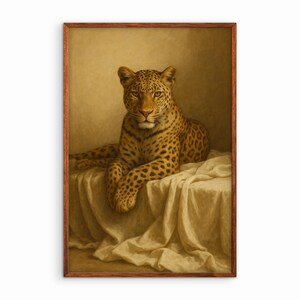 Könnte beinhalten: Gerahmter Kunstdruck eines Leoparden, der auf einem drapierten Tuch ruht. Das Fell des Leoparden ist beige mit schwarzen Flecken. Der Hintergrund ist warm und neutral, der Rahmen aus dunklem Holz.