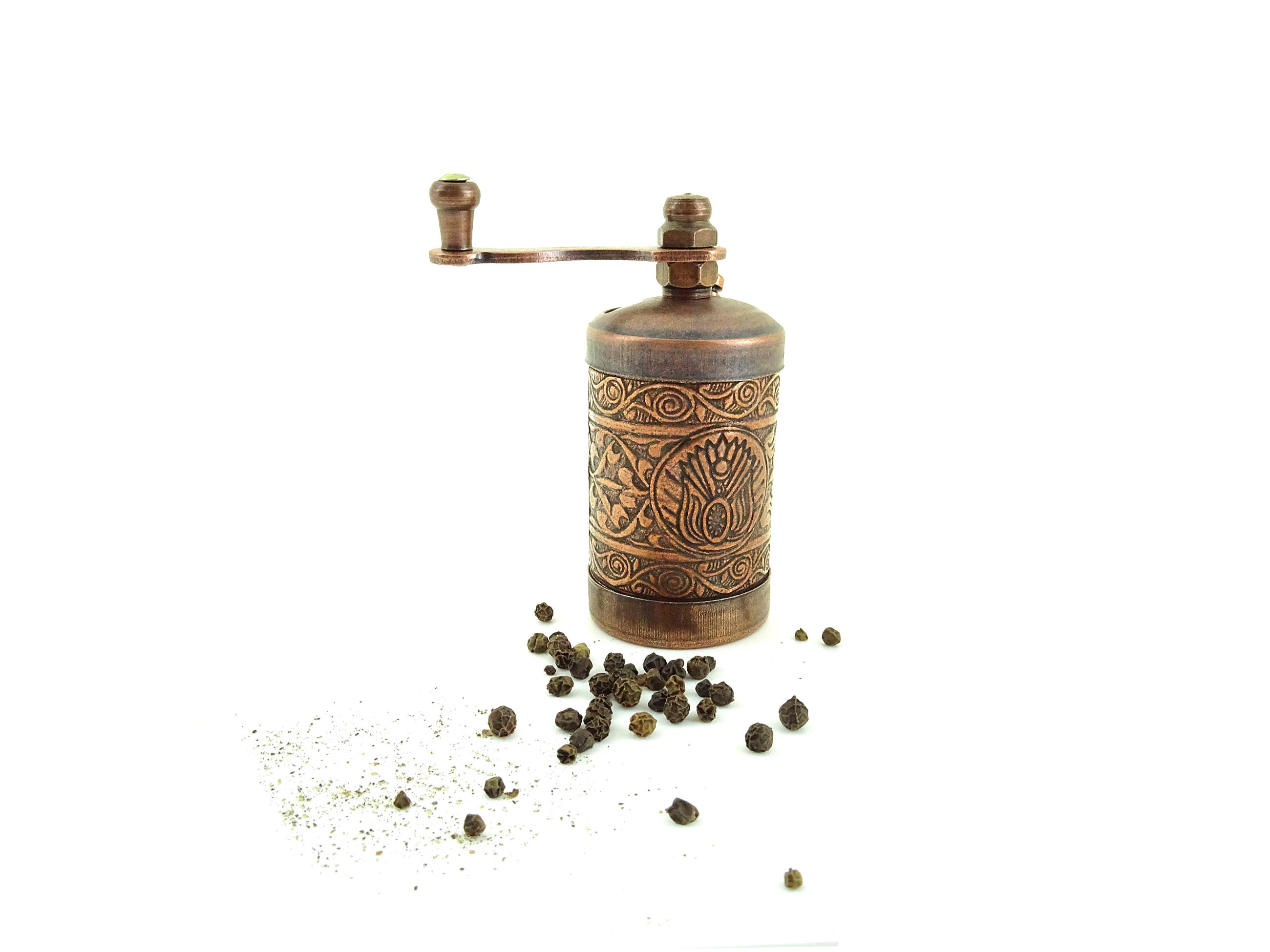Black Pepper Grinder, Refillable Turkish Spice Mill with Adjustable Grinder,  Manual Pepper Mill with Handle, Spice Grinder Metal with Hand Crank,  Adjustable Coarseness Peppercorn Cracker, Silver 