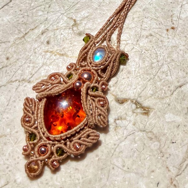 Collana in macramè con pietre preziose fatta a mano: girocollo boho
