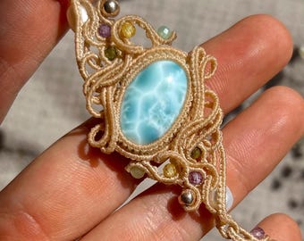 Bracciale Micro Macrame Larimar: Perle d'acqua dolce, polsino regolabile Boho