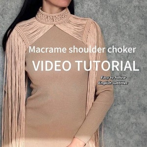 Può includere: Una donna indossa un abito beige con un choker di macramè sulle spalle. Il choker ha frange lunghe ed è di colore beige chiaro. Il testo "Macrame shoulder choker VIDEO TUTORIAL Easy to follow English subtitles" è sull'immagine.