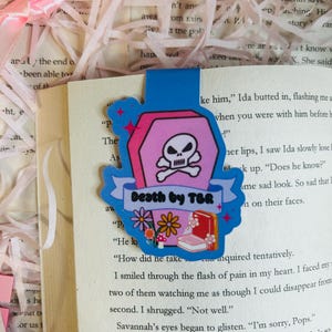 Marque-page magnétique Death by TBR - Design de cercueil amusant et coloré pour les amateurs de lecture, jolis cadeaux pour les amateurs de lecture, marqueur de page brillant