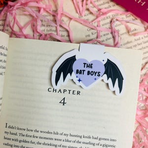 The Bat Boys Magnetic Bookmark – Purple Heart with Bat Wings – Fantasy Bookish Gift – ACOTAR Inspired – Cute Stationery – Book Lover Gift