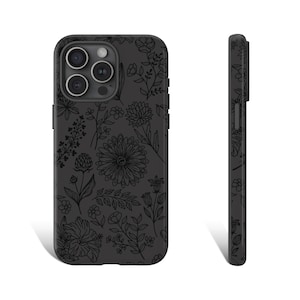Op de afbeelding: Zwarte telefoonhoes met een bloemenpatroon. De hoes heeft een uitsparing voor de cameralens en een verhoogde rand rond de randen.