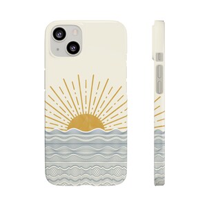 Puede incluir: Funda de tel&eacute;fono de color crema con un dise&ntilde;o de amanecer. El sol es de color amarillo dorado con l&iacute;neas radiantes. Debajo del sol hay olas azules con un patr&oacute;n de encaje detallado. La funda se muestra desde el frente y el lateral.