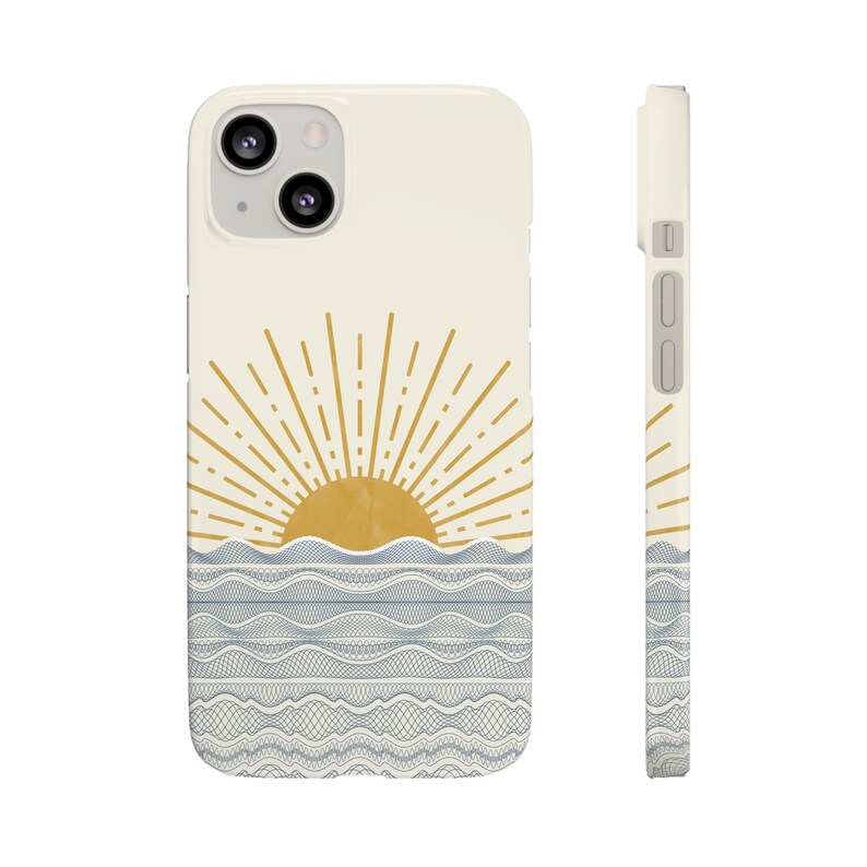 Puede incluir: Funda de tel&eacute;fono de color crema con un dise&ntilde;o de amanecer. El sol es de color amarillo dorado con l&iacute;neas radiantes. Debajo del sol hay olas azules con un patr&oacute;n de encaje detallado. La funda se muestra desde el frente y el lateral.