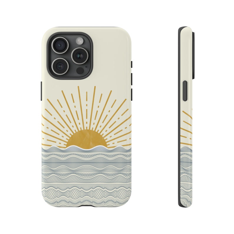 Puede incluir: Funda de tel&eacute;fono de color crema con un sol dorado que sale sobre olas azules y grises. El dise&ntilde;o se repite en el lateral. La funda tiene un borde negro y una carcasa de c&aacute;mara.