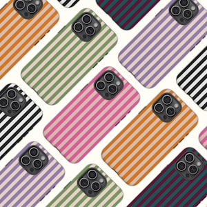 Op de afbeelding: Een collectie smartphonehoesjes met verticale strepen in diverse kleuren, waaronder oranje, lichtgroen, lavendel, felroze, zwart en donkerblauwgroen. Elk hoesje heeft een uitsparing voor een drievoudige camera met een zwarte rand.