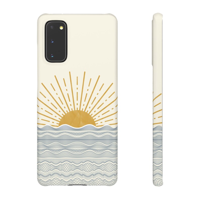 Puede incluir: Funda de tel&eacute;fono de color crema con un dise&ntilde;o de sol dorado sobre patrones de olas azules y grises. La funda tiene forma rectangular con un recorte para la c&aacute;mara. La vista lateral muestra el dise&ntilde;o que envuelve los bordes.