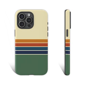 Könnte beinhalten: Eine Handyhülle mit Retro-Design. Die Hülle hat horizontale Streifen in Orange, Rot und Blau auf cremefarbenem Hintergrund mit grünem Boden. Die Seitenansicht zeigt das gleiche Streifenmuster.