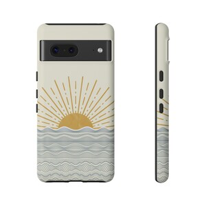 Puede incluir: Una funda de tel&eacute;fono con un dise&ntilde;o de amanecer. La parte superior es de color crema con un dise&ntilde;o de rayos de sol dorados. La mitad inferior tiene un patr&oacute;n de olas azules y blancas. La funda se muestra desde el frente y el lateral.