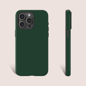 Peut inclure: Une coque de téléphone vert foncé avec un renflement de caméra noir et trois objectifs. La coque est présentée de face et de profil.