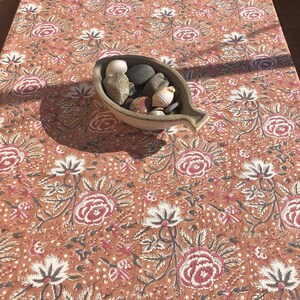 Rechthoekig tafelkleed met handbedrukte print, 100% katoen | Boho bloemen terracotta tafelkleed | Handgemaakte tafeldecoratie met blokdruk
