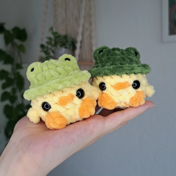 Mini poussin au crochet avec chapeau de grenouille - jouet en peluche fait à la main