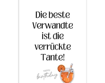 Puede incluir: Una tarjeta blanca con texto negro que dice "Die beste Verwandte ist die verrückte Tante!" con un dibujo de un vaso de zumo de naranja con una pajita y una rodaja de naranja en la parte superior. El texto "Happy birthday" está escrito en cursiva debajo del vaso.