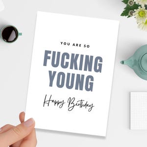Lustige Geburtstagskarte „You are so f*cking young“ | Postkarte A6 | Witzige Glückwunschkarte für Freunde & Kollegen