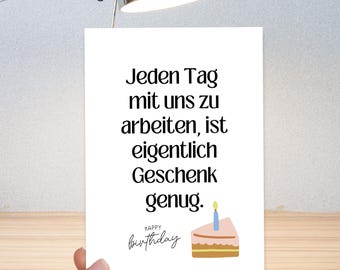 Puede incluir: Tarjeta de cumpleaños blanca con texto negro: "Jeden Tag mit uns zu arbeiten, ist eigentlich Geschenk genug." Debajo, "Happy Birthday" en cursiva y una porción de pastel con una vela encendida.