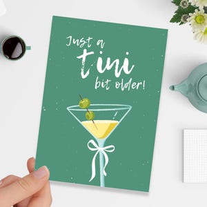 Geburtstagskarte Just a tini bit older! in DIN A6 (Postkarte) | Glückwunschkarte zum 20. 30. 40. Geburtstag, Martini Glas, Geschenk Freunde