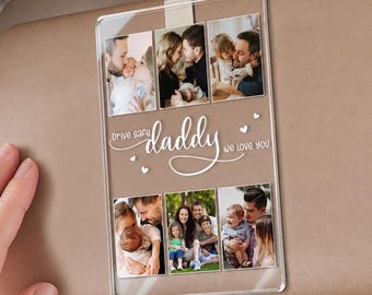 Puede incluir: Accesorio de visera de coche de acrílico transparente con un clip de metal. La pieza rectangular presenta seis fotos familiares y las palabras "drive safe daddy we love you" en escritura blanca. La palabra "CUSTOMIZED" es naranja.