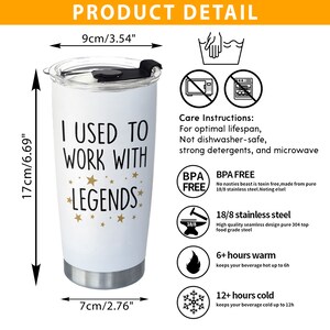 K&ouml;nnte beinhalten: Wei&szlig;er isolierter Becher mit schwarzem Deckel, mit dem Text "I USED TO WORK WITH LEGENDS" und goldenen Sternen. Der Becher ist 17 cm hoch und hat einen Durchmesser von 7 cm.