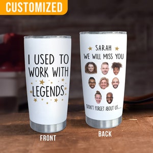 K&ouml;nnte beinhalten: Wei&szlig;er Edelstahlbecher mit dem Text "I USED TO WORK WITH LEGENDS" und goldenen Sternen auf der Vorderseite. Auf der R&uuml;ckseite des Bechers steht der Text "SARAH WE WILL MISS YOU" und mehrere Gesichter.